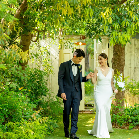 挙式前はおふたりの2ショット撮影を沢山おこなって。ガーデンでのお写真は大人気の写真スポット♪