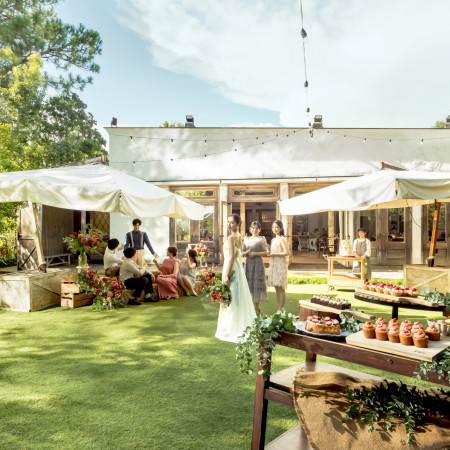 披露宴会場に隣接するガーデンでは、ゲストへサプライズでデザートビュッフェをしたり、乾杯の演出をすることも可能！