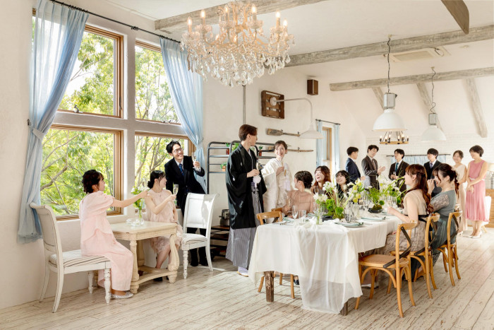 窓がたくさんあり自然光が差し込む、開放感あふれるゲストリビングでの会食も可能です◎