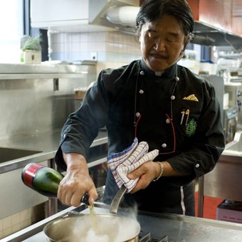 料理の鉄人でもおなじみのオーナーシェフ・坂井宏行。