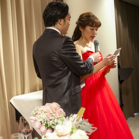 会場内の色に合わせた赤いドレスも統一感があって綺麗です|ラ・ロシェル山王の写真(1641739)