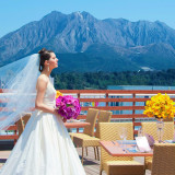 桜島をバックに全体写真を撮る事も出来ます。TERRACEでの挙式や披露宴もおすすめです。