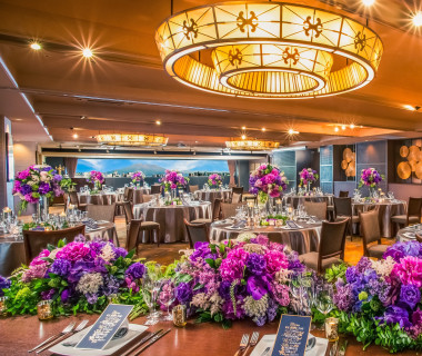 最大160名着席可能な披露宴会場「The Banquet」。スタイリッシュで大人カップルに人気のモダンSTYLE。
