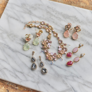 耳元で揺らぐイヤリングは女性らしさを演出|アマンダンカルムの写真(55705724)