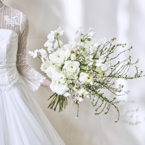 衣裳に合わせたブーケも専属のフローリストがご提案|アマンダンカルムの写真(55705726)