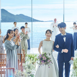 煌めく水平線を望むチャペルは、ふたりもゲストも笑顔に包まれる舞台|アマンダンカルムの写真(56975297)