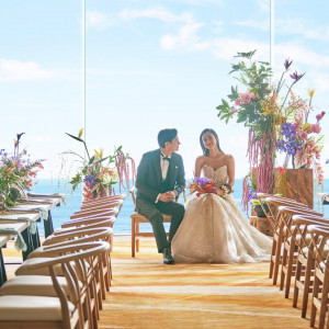 大きな窓から柔らかな自然光が差し込むパーティ会場|アマンダンカルムの写真(56973612)