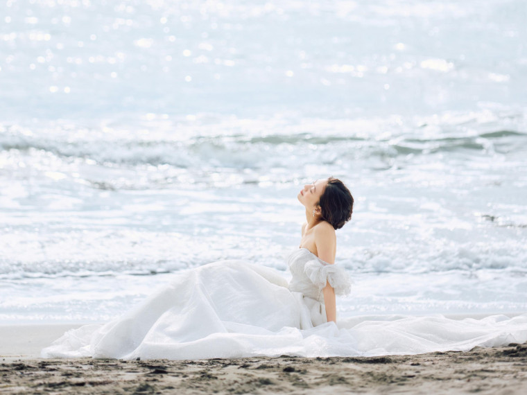 女性のありのままの美しさを表現する“エクリュスポーゼ”ドレス