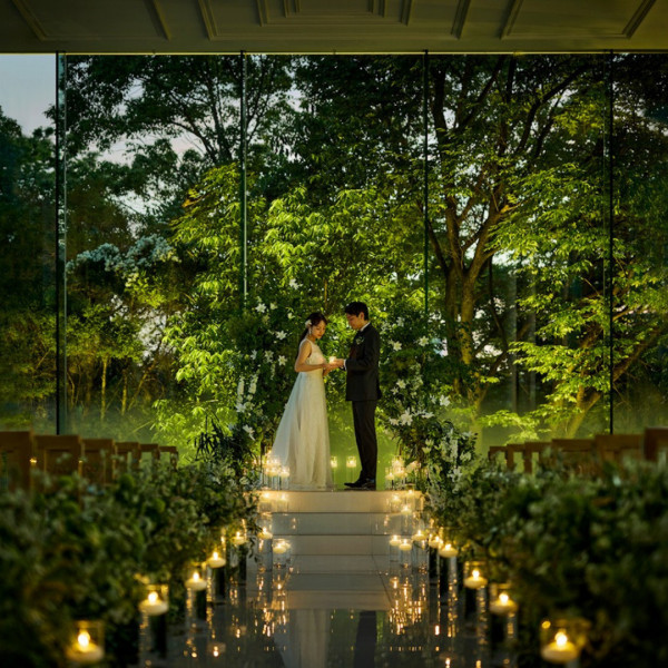 三面ガラス張りのチャペルは夜の雰囲気も格別。ライトアップされた大阪城公園の緑は純白のドレスを美しく。