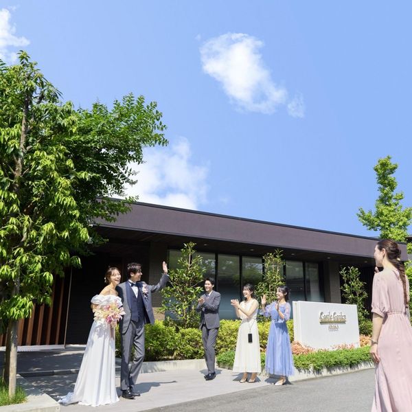 大阪城公園駅から徒歩一分にあるゲストハウス。大阪市にあることを感じさせない緑に囲まれたリゾート空間。