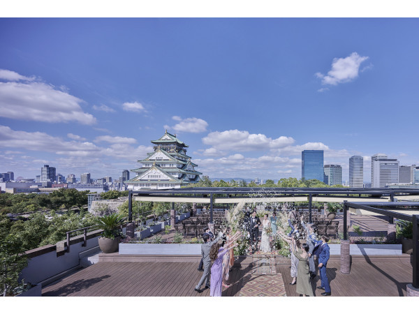 大阪城を目の前に臨む開放感あふれるガーデンチャペル