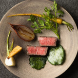 日本の厳選食材50種類以上をチョイスし、お料理で感じる最高の感動をご期待ください