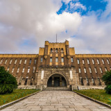 天守閣とともに時代を歩んできた歴史的建造物。地域の歴史を扱う博物館の先駆的存在であり、左右対称のロマネスク様式が時代を象徴