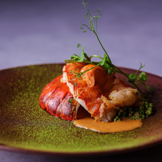 腰が曲がるまで末永くという御祝いの意味も込められたオマール海老を使った魚料理は人気。