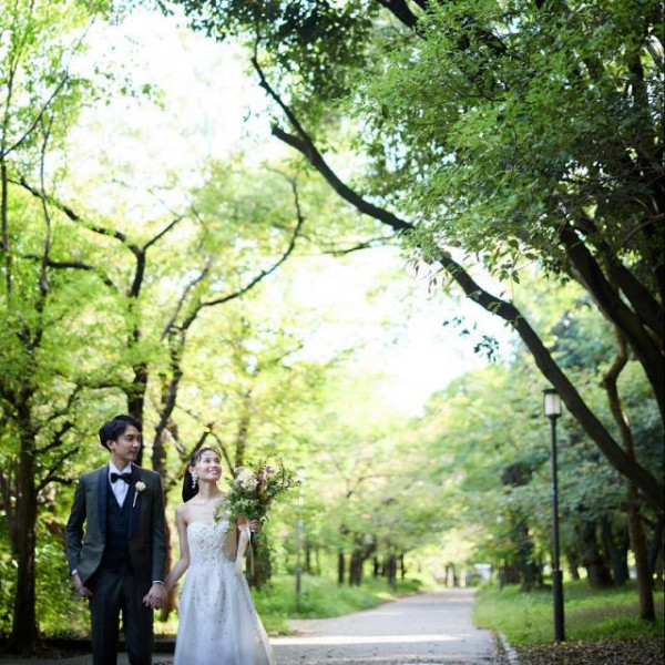 緑に囲まれた大阪城公園は散策するだけでも気持ちよい。結婚式への期待感を高めながら来館できるのも魅力。