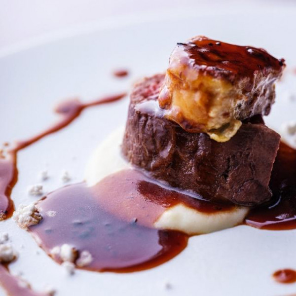 【料理】
ミシュランシェフが手掛ける絶品のお料理でおもてなし。