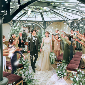 結婚式は人生で一番素直になれる時間。
円形の〈音のマナーホール〉では、ゲストに見守られたおふたりらしい挙式が叶います。|アニバーサリーアン 恵比寿の写真(52198923)