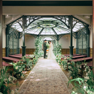 おふたりが中央に立ち家族や親しいゲストに囲まれて祝福される円形スタイル