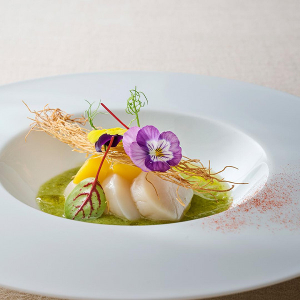 【レストランならではのおもてなし】ゲストの皆さまにも大好評な美食をゲスト目線でしっかりチェック！