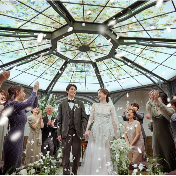 ステンドグラスが煌めく円形チャペル