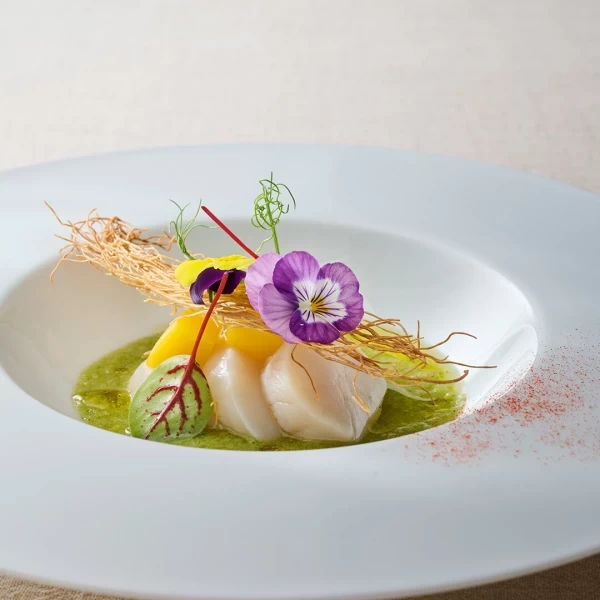 【レストランならではのおもてなし】ゲストの皆さまにも大好評な美食をゲスト目線でしっかりチェック！