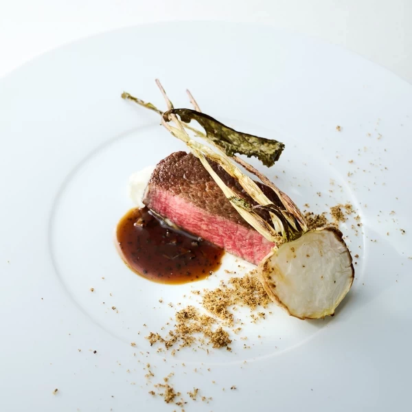 【レストランならではのおもてなし】ゲストの皆さまにも大好評な美食をゲスト目線ででしっかりチェック！