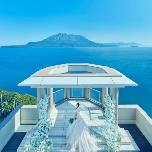 はてしなく広がる空と海、純白のコーディネートが花嫁を引き立たせる|THE GRAND HOUSE（グランドハウス）の写真(35650724)