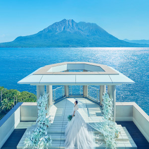 はてしなく広がる空と海、純白のコーディネートが花嫁を引き立たせる|THE GRAND HOUSE（グランドハウス）の写真(51151580)