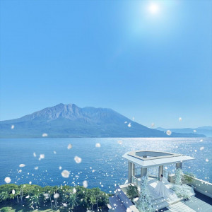 【桜島と海を満喫】大聖堂×10種アントレ&黒毛和牛コース試食!