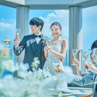 空と海に包まれた最高のロケーションで祝福の乾杯を