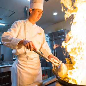 キッチンは披露宴会場に隣接しており、出来立てのお料理をすぐにゲストにお届けすることができます|三河湾リゾートリンクス迎賓館の写真(24043170)