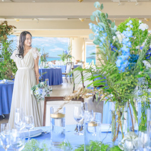 青い海に浮かぶ島や緑の木立ちが窓の外に美しく広がる披露宴会場|三河湾リゾートリンクス迎賓館の写真(36865787)
