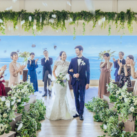 ゲストからの祝福を浴びながらフラワーシャワーに包まれて退場