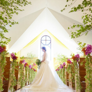 ステンドグラスが陽の光を受けて輝き、花嫁をより美しく見せるチャペル|つま恋リゾート 彩の郷の写真(1789054)