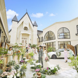 建物でぐるりと囲まれた中庭は、外の視界が入らないから、ふたりだけのプライベート空間になる。