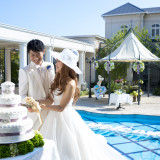水辺のガーデンで、爽やかな風を感じながらケーキカット。他にはないウエディングを。