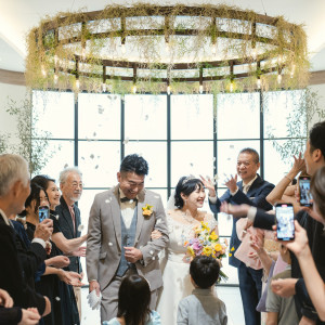 フラワーシャワー 対面式だからチャペル退場で花道を作ることができる|Le chic unjour（ラシックアンジュール）の写真(50459746)