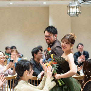 二人並んでの退場シーン ボルドーカラーのボリュームのあるドレスも合う|Le chic unjour（ラシックアンジュール）の写真(49623047)