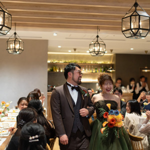 再入場シーン 友人たちは長テーブル、家族は円テーブルなどレイアウトも自由に|Le chic unjour（ラシックアンジュール）の写真(49655366)