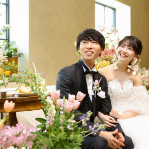 ピンク・イエローのチューリップ シンプルな会場だからカラフルも合う|Le chic unjour（ラシックアンジュール）の写真(49655365)