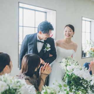 オフショルダードレスも会場雰囲気に合います