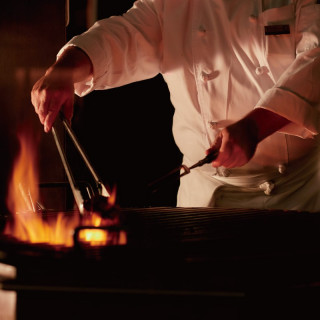 専用ブロイラーでメインのステーキをお客様の目の前で焼き上げます。