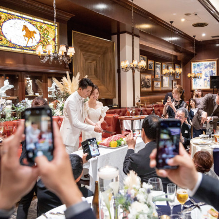 海外の邸宅ウエディングのような非日常を味わえるアカレンガステーキハウス。料理、サービスともレストランクオリティでお届け★ゲストもリッチな気分を存分に味わっていただけます。