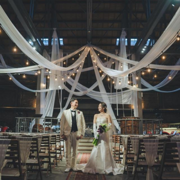 大倉庫空間に、サックス・ピアノ・ウッドベースのJAZZ生演奏が響き渡るウエディングセレモニー