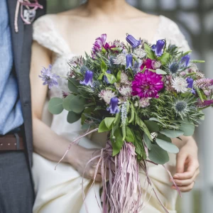 季節の花で彩るアクセントカラーはおふたりらしさを引き立てるポイントに|ルグラン軽井沢ホテル&リゾートの写真(3402705)