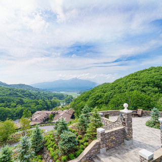 敷地内は山・森・湖をテーマにした3つのエリアから構成。浅間山を望む圧巻の景観（山エリア）