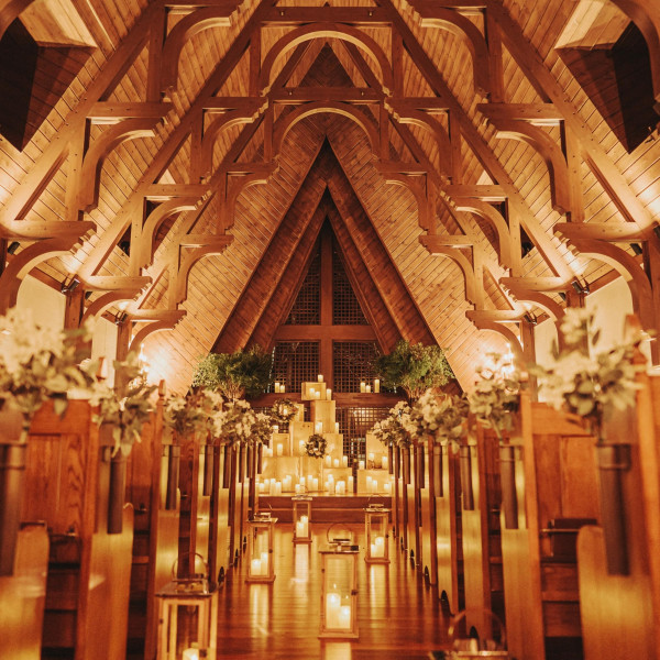 12月のクリスマスシーズン限定。ふたりだけの挙式もOK。