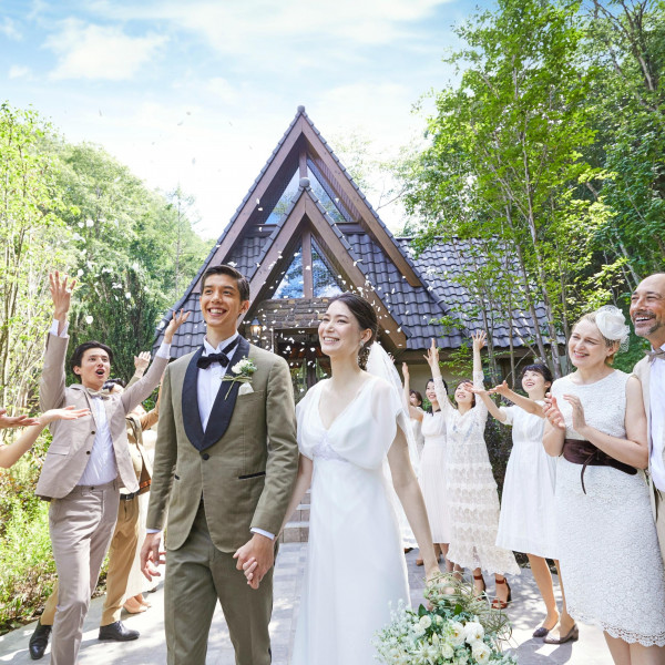 家族に見守られた中での挙式後はフラワーシャワーで祝福。