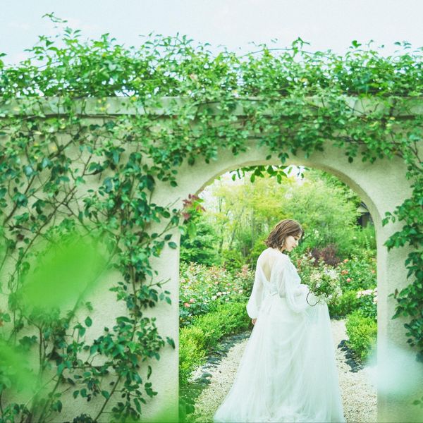 フォトウエディングや前撮りではソロ撮影を取り入れて異なる印象の写真を。