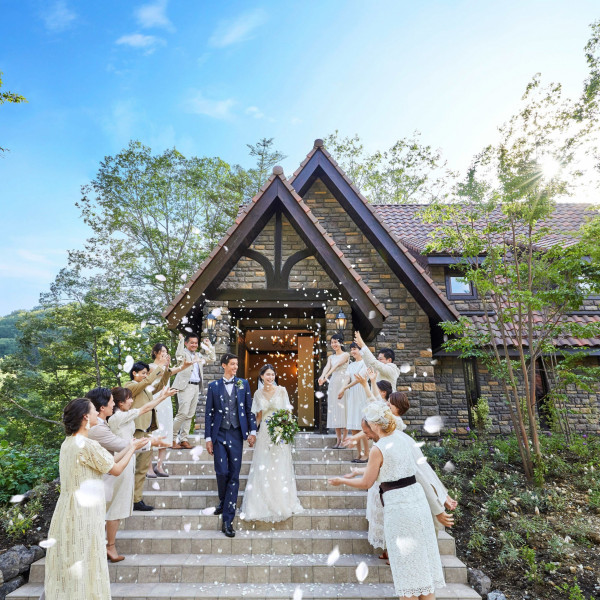 フラワーシャワーやルグランならではのリーフシャワーで新郎新婦を祝福。